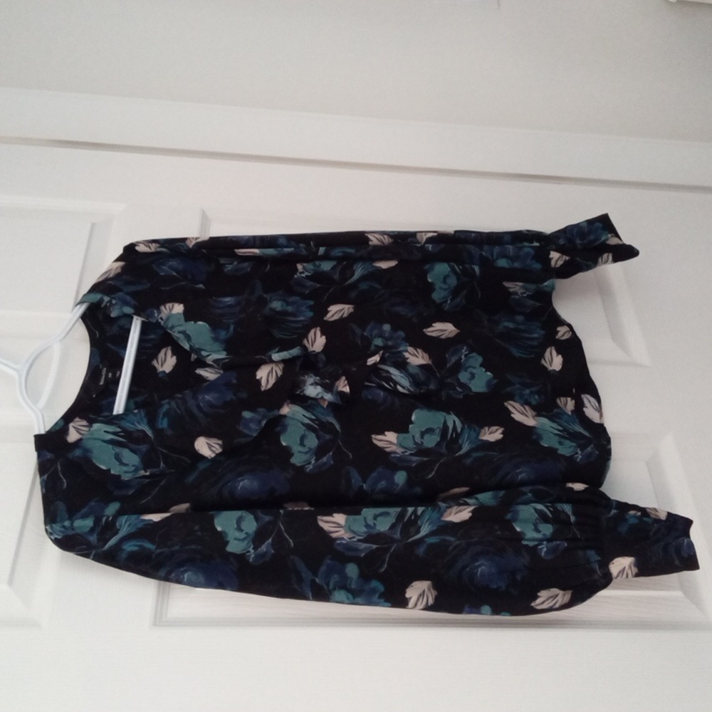 RW&CO. Women's Ruffled V-Neckline Floral Blouse with Full Sleeves Size Medium